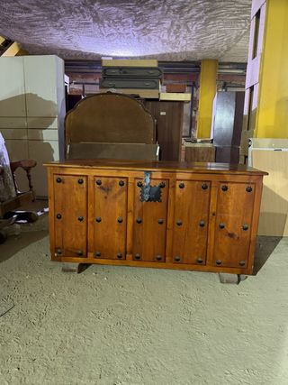 Arcón rústico de madera maciza con herrajes – esti