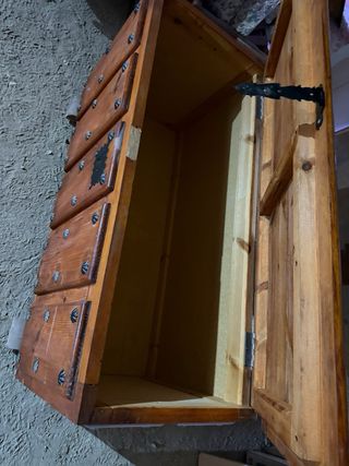 Arcón rústico de madera maciza con herrajes – esti