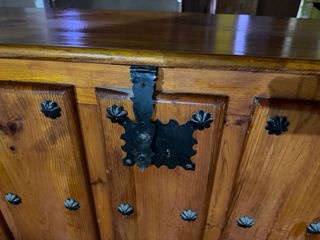 Arcón rústico de madera maciza con herrajes – esti