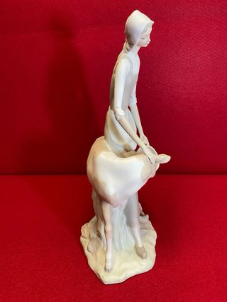 Figura NAO de Lladro de porcelana.