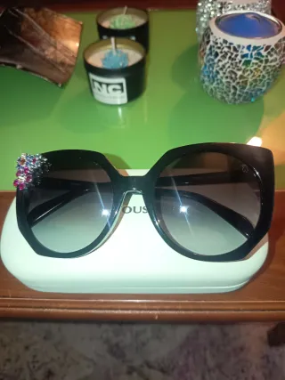 Gafas de sol Tous negras con pedrería