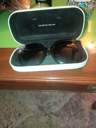 Gafas de sol Tous negras con pedrería