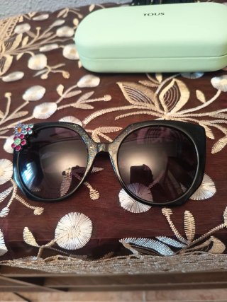 Gafas de sol Tous negras con pedrería