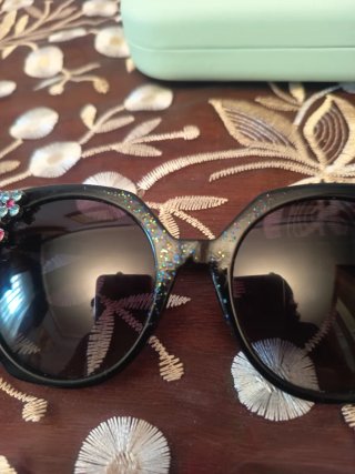 Gafas de sol Tous negras con pedrería