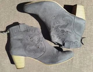 Botines sintéticos grises con tacón