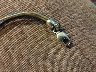 Pulsera con plumas y abalorios de ciclón