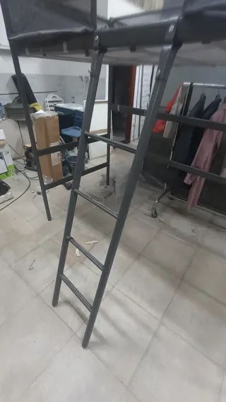 Cama elevada gris para colchón 200x90cm