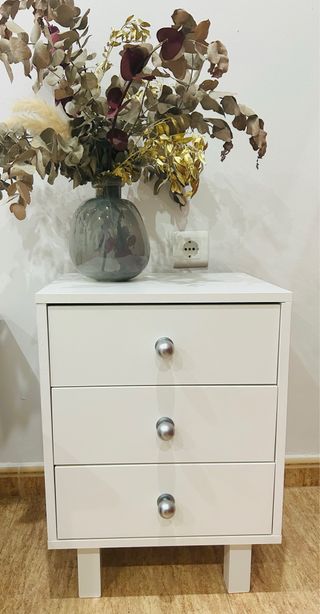 Mesita blanca con cajones