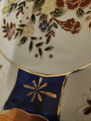 Piatto da appendere in porcellana decorato