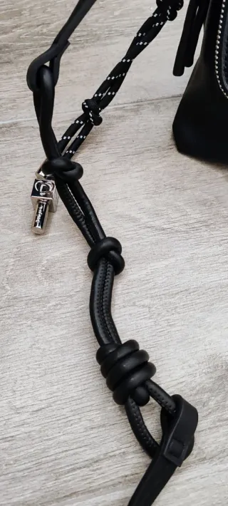 Bolso Negro Desigual