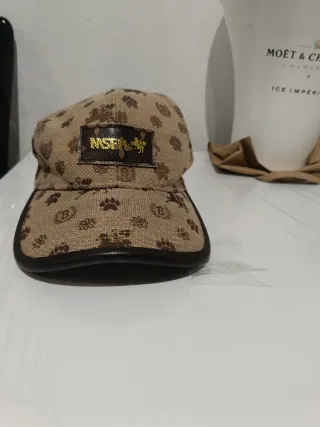 Gorra beige con estampado marrón