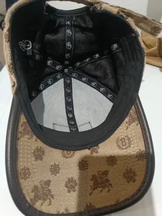 Gorra beige con estampado marrón