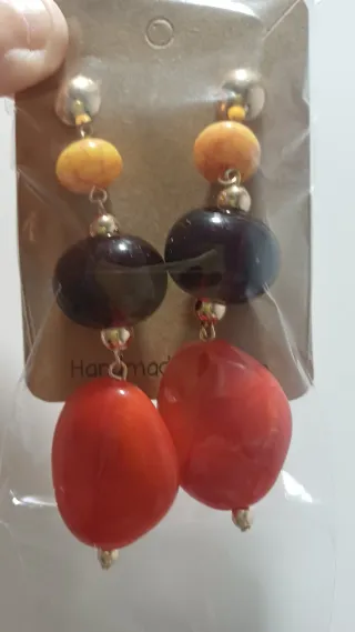 Pendientes elegantes colgantes dorados y rojos