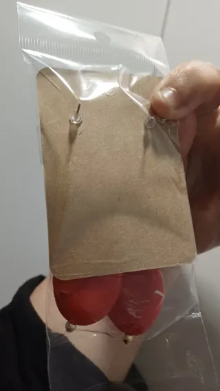 Pendientes elegantes colgantes dorados y rojos