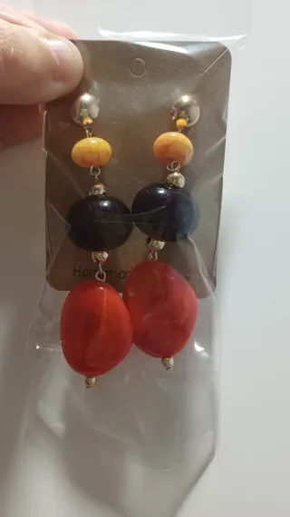 Pendientes elegantes colgantes dorados y rojos