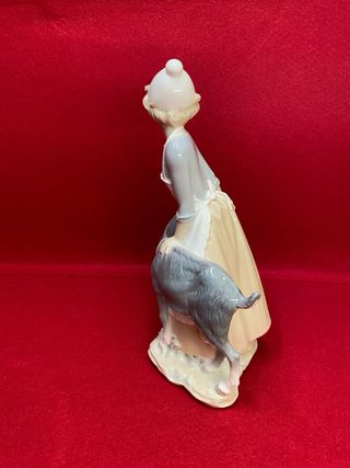 Figura NAO de Lladró niña con cabra