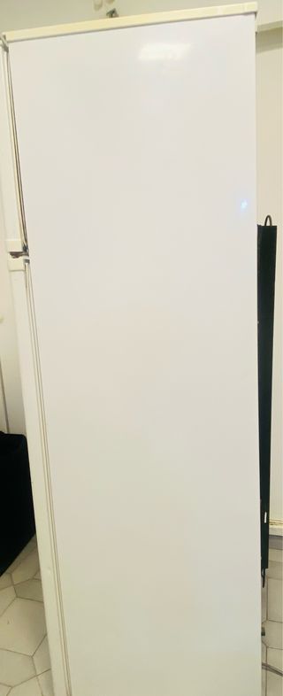 Frigorífico Candy Blanco, funciona muy bien.