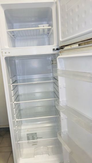 Frigorífico Candy Blanco, funciona muy bien.