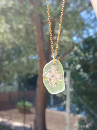 Colgante Seaglass con Diseño Dorado