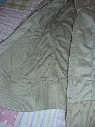 Chaqueta beige estilo bomber