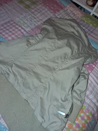 Chaqueta beige estilo bomber