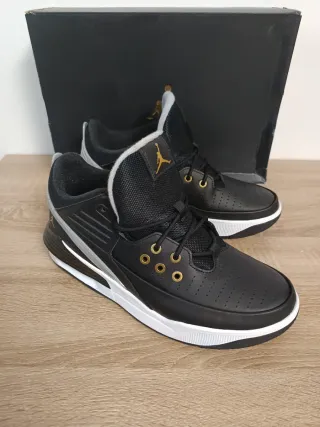 Zapatillas Jordan Max Aura 5 Negras y Doradas