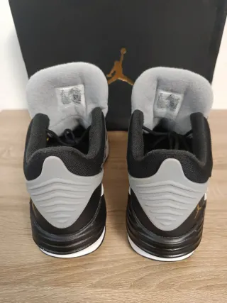 Zapatillas Jordan Max Aura 5 Negras y Doradas