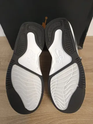 Zapatillas Jordan Max Aura 5 Negras y Doradas