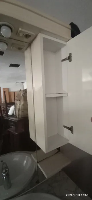 Mueble de baño con espejo y lavabo