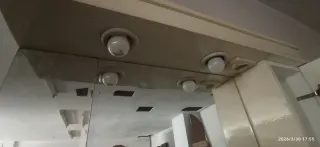 Mueble de baño con espejo y lavabo