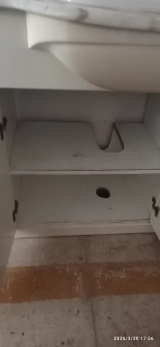 Mueble de baño con espejo y lavabo