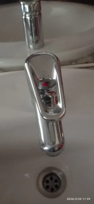 Mueble de baño con espejo y lavabo