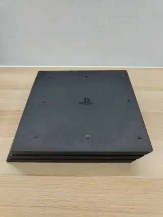 PS4 Pro 1TB + mando + 9 juegos (GTA, God of War +