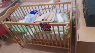 Cuna de madera y colchón