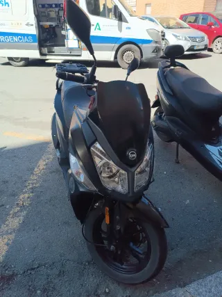 Moto sym jet 125 negro con gris