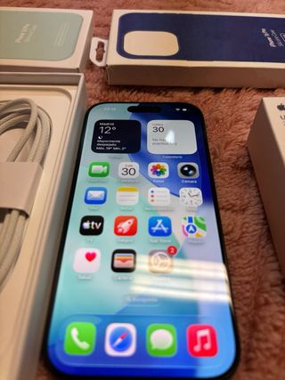 iPhone 16 Pro con fundas y cargador