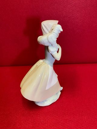 Figura NAO de  Lladró,Niña con Cordero.