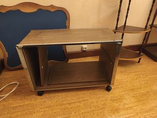 Estantería de esquina de madera y otros muebles