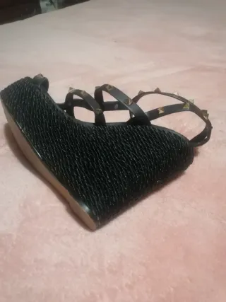 Sandálias pretas com tachas