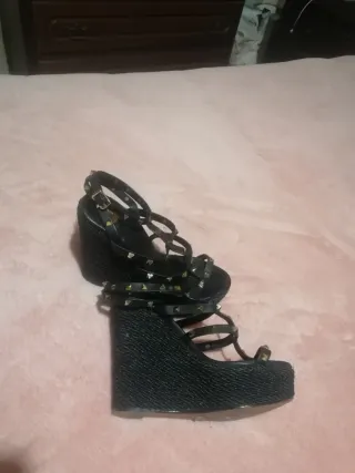 Sandálias pretas com tachas