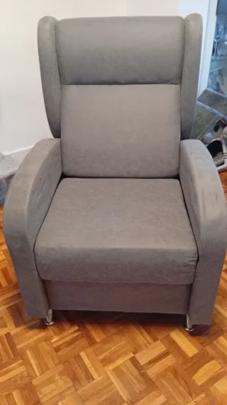 Sillón orejero gris tela