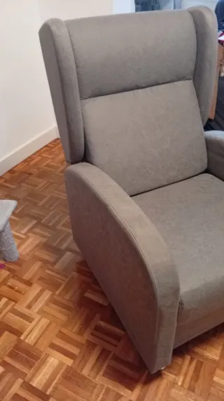 Sillón orejero gris tela