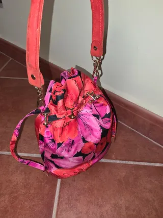 Bolso Mimoki floral rosa y rojo