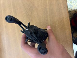 Carrete Daiwa PR manivela derecha