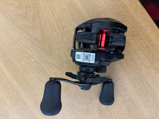 Carrete Daiwa PR manivela derecha