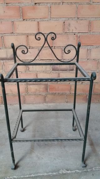 Mesa de forja artesanal.