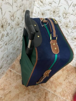 Maleta de viaje azul y verde