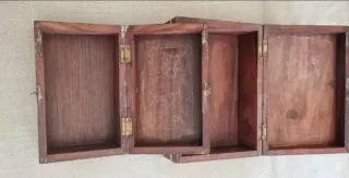 Cajas de madera con adornos metálicos