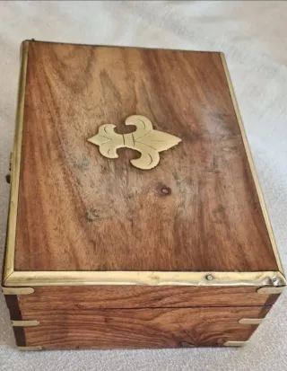 Cajas de madera con adornos metálicos