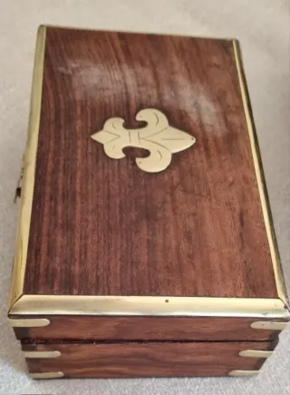 Cajas de madera con adornos metálicos